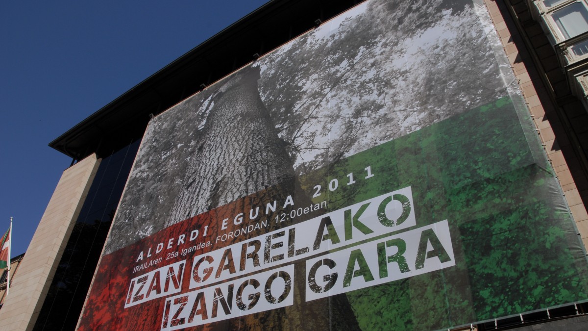 Cartel de Alderdi Eguna en Fachada Sabin Etxea