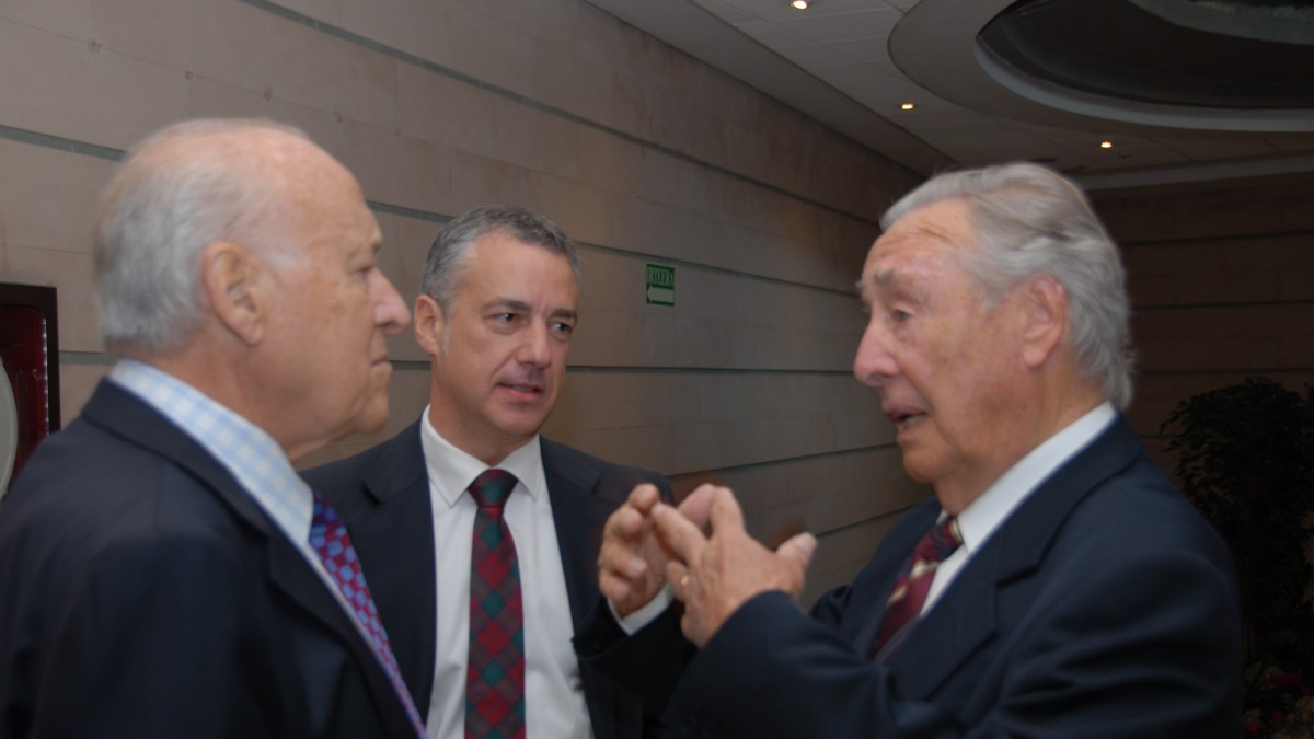 Xabier Arzalluz, Iñigo Urkullu eta Joseba Leizaola. EBBren adierazpena ETAren amaieraren aurrean