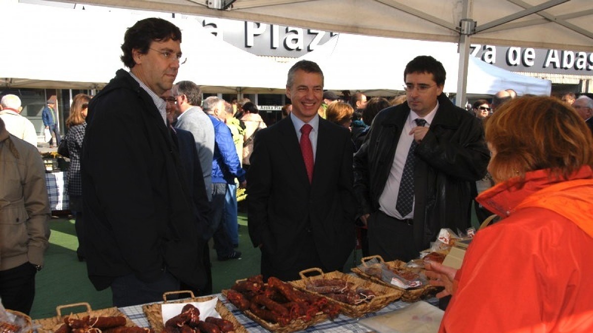 Urkullu y las candidaturas de Araba en el Mercado de Abastos de Gasteiz