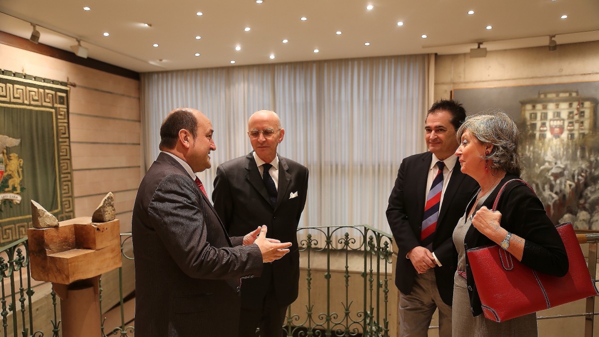 Andoni Ortuzar Jan De Bock  eta Sylvie Lagneaux , Belgikako Enbaxadore eta Kontsularekin  