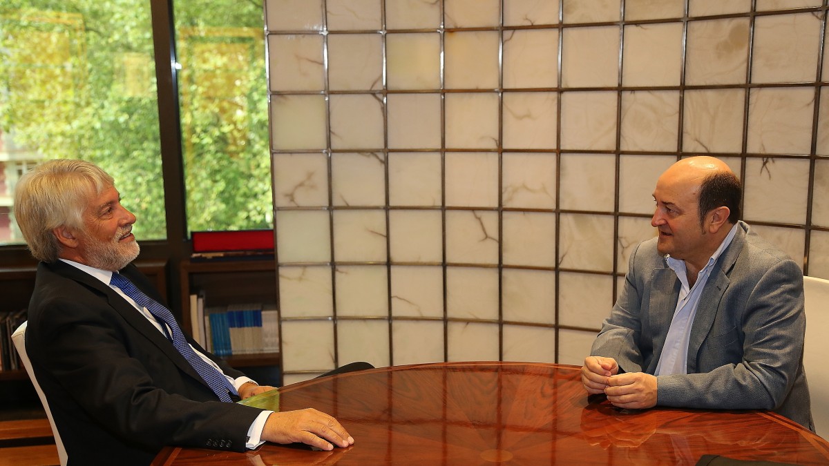 Andoni Ortuzar eta Giles Paxman Britainia Handiko Enbaxadorea