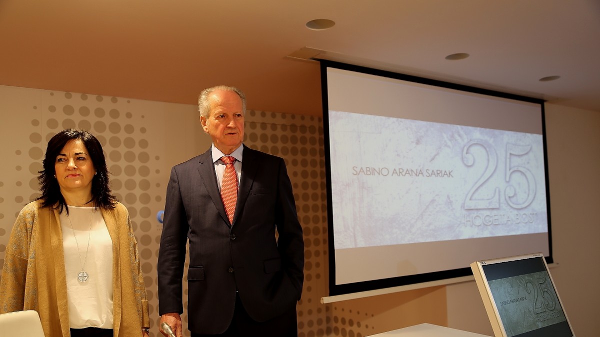 Irune Zuluagak  eta Juan Maria Atutxak 2013ko Sabino Arana sariak aurkeztu dituzte