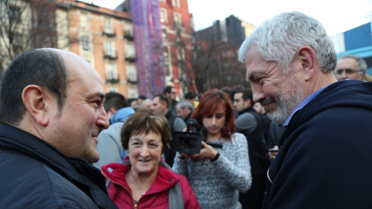 Miles de personas se manifiestan en Bilbao en favor de los derechos humanos, el acuerdo y la paz