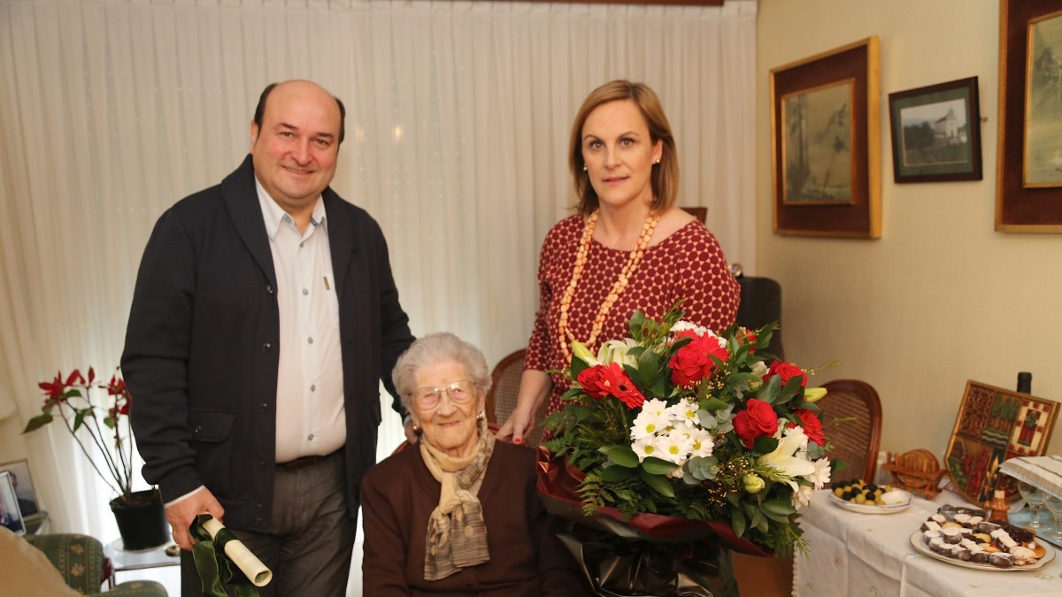 Ortuzar y Atutxa felicitan a Petra Uribe, la alderdikide más veterana, en su 105º cumpeaños