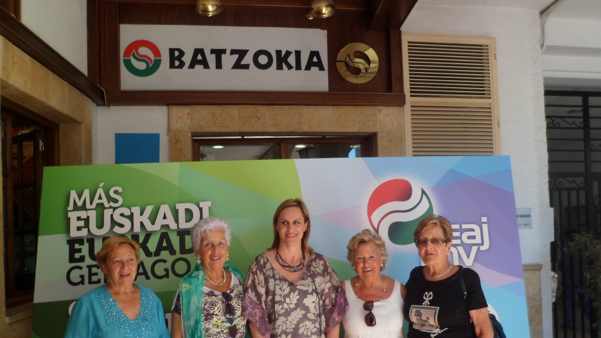 Itxaso Atutxa Benidorm-eko euskaldunak bisitatu ditu