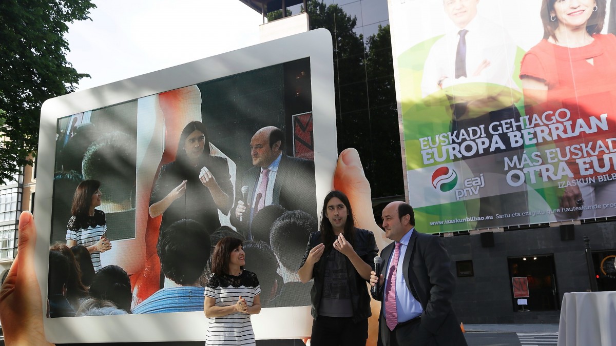 EAJ-PNV presenta un “folleto mágico” para la campaña de las Elecciones Europeas