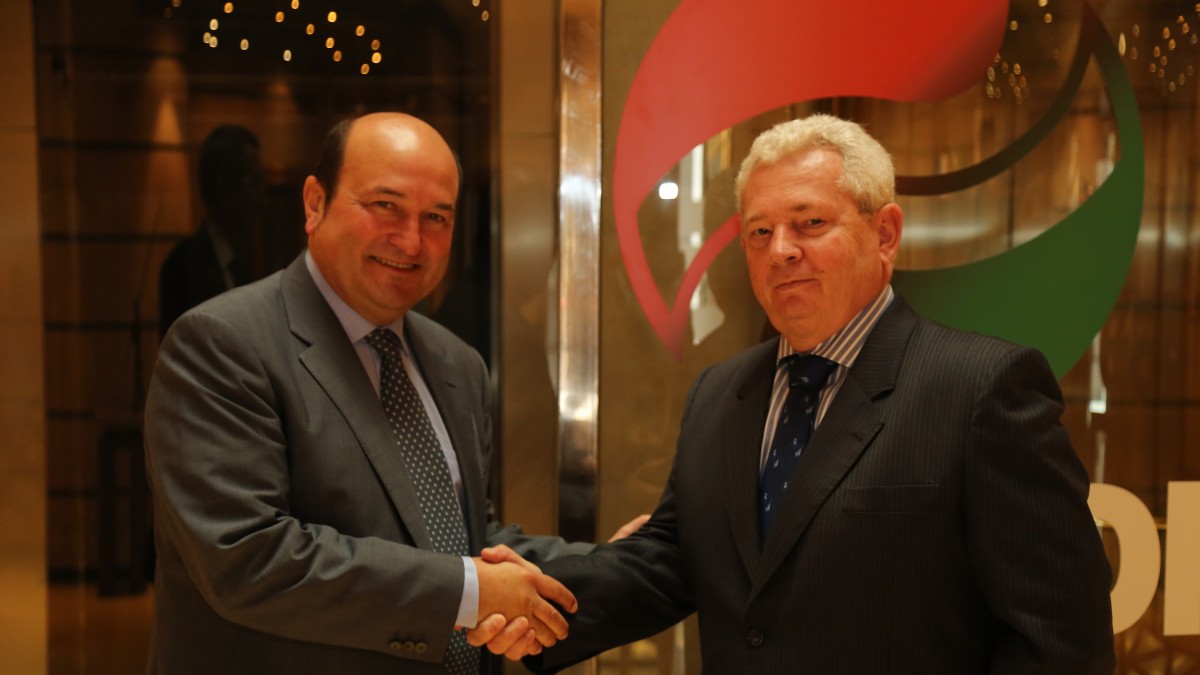 Andoni Ortuzar, Francisco Marambio, Embajador de Chle e Iratxe Madariaga, Consúl en Bilbao