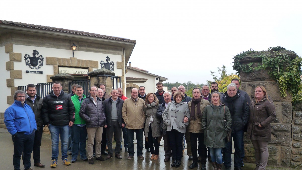 Andoni Ortuzar, con representantes institucionales y alderdikides de Rioja Alavesa.