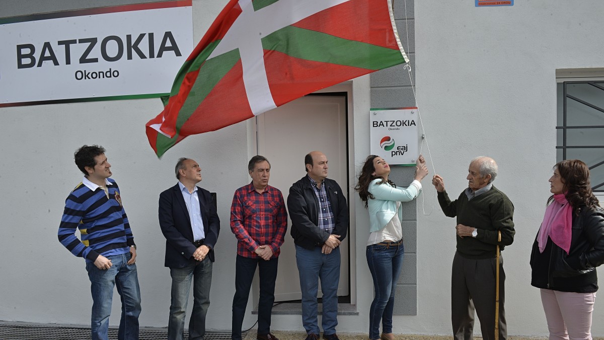 Andoni Ortuzar y Ramiro González en la inauguración del Batzoki de Okondo