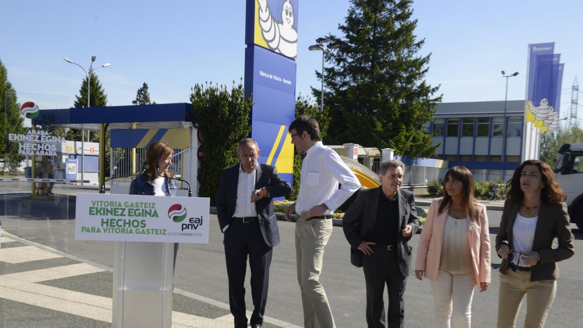 Gorka Urtaran eta Ramiro González enpleguari ea ekonomiari buruz, Gasteizen