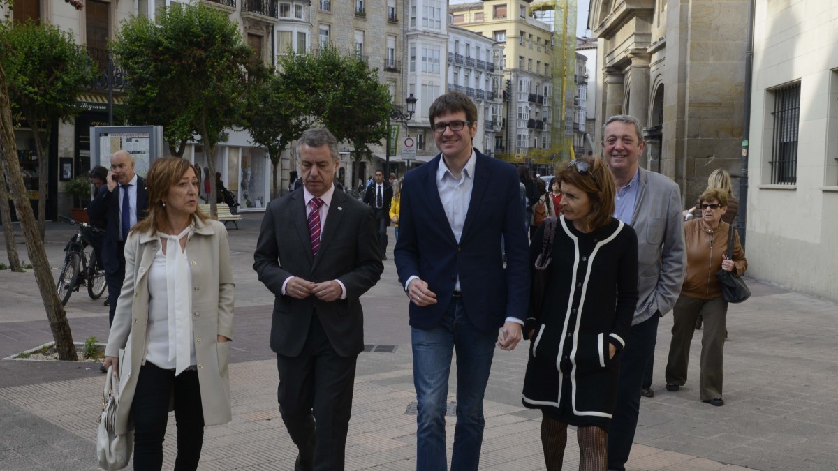 Gorka Urtaran y el lehendakari Urkullu paseando por Vitoria Gasteiz