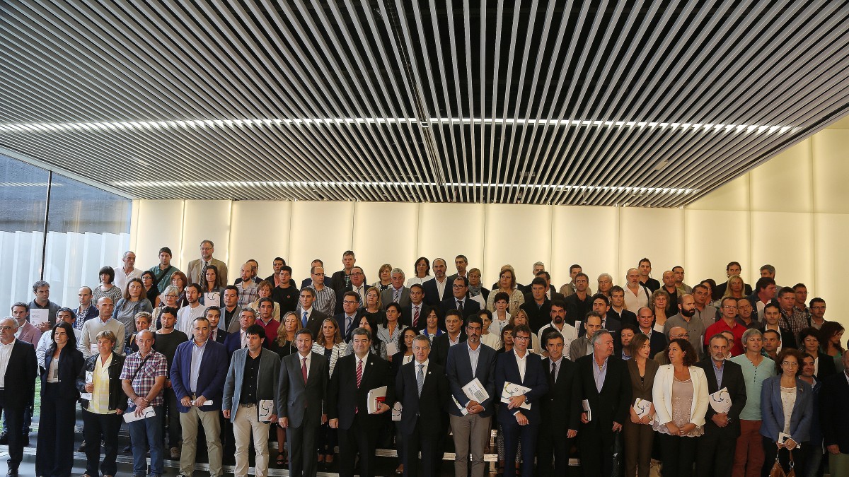 El lehendakari entrega a alcaldes y alcaldesas los Retratos Municipales de la Memoria