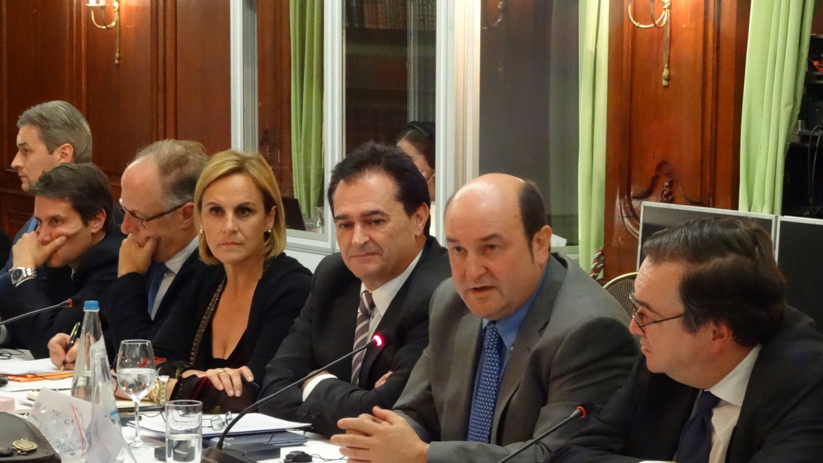 Andoni Ortuzarrek EADren Batzorde Politikoan hitz egin du. Bere eskuinean Iñaki Goikoetxeta eta Itxaso Atutxa