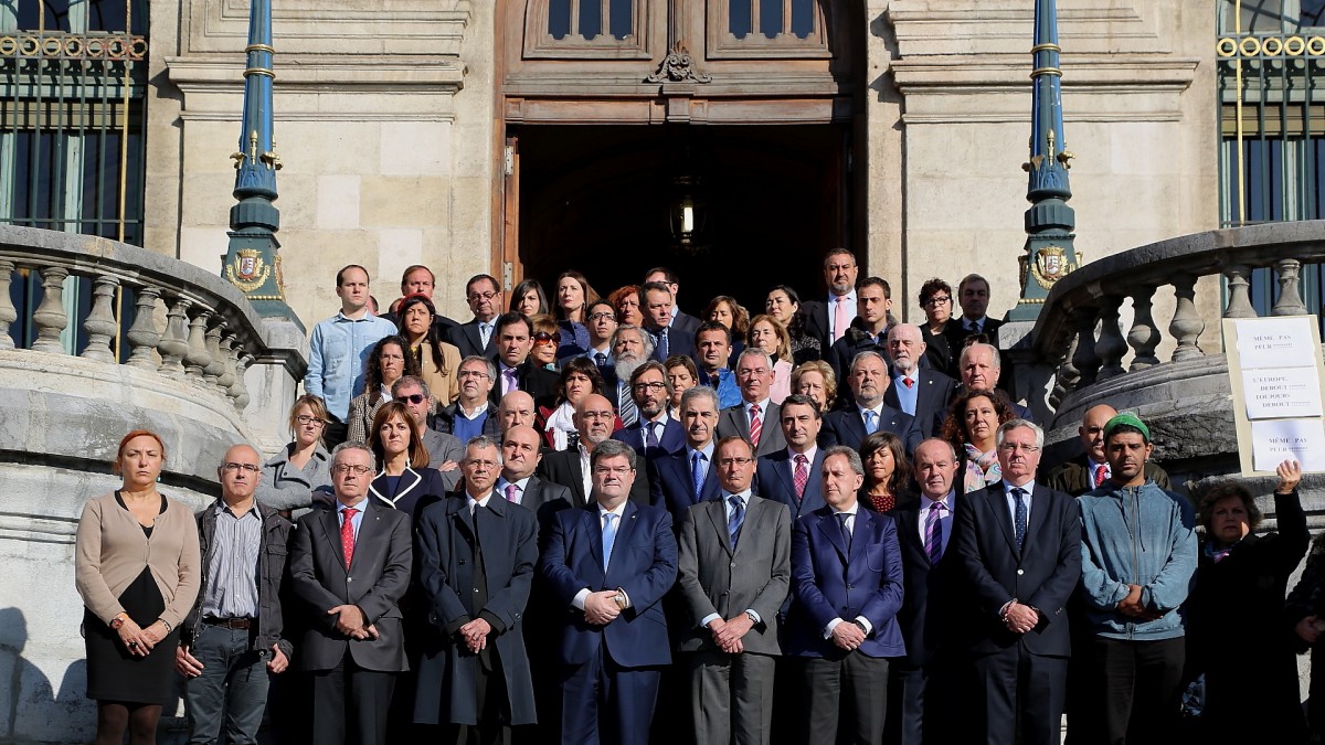 Representantes de EAJ PNV en el minuto de silencio por las victimas de Paris