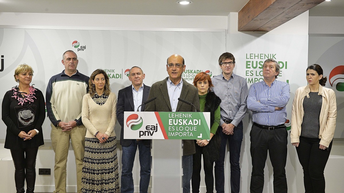 Coordinación institucional en defensa de los intereses de Araba. Mikel Legarda, Almudena Otaola