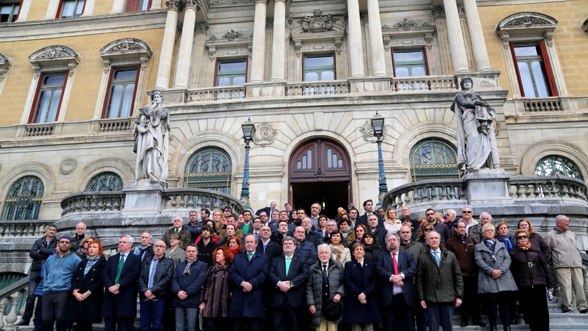 Andoni Ortuzarrek EAJ-PNVren ordezkaritzako buru gisa parte hartu du Bruselako   erasoen kontra  Bilbon egin den elkarretaratzean