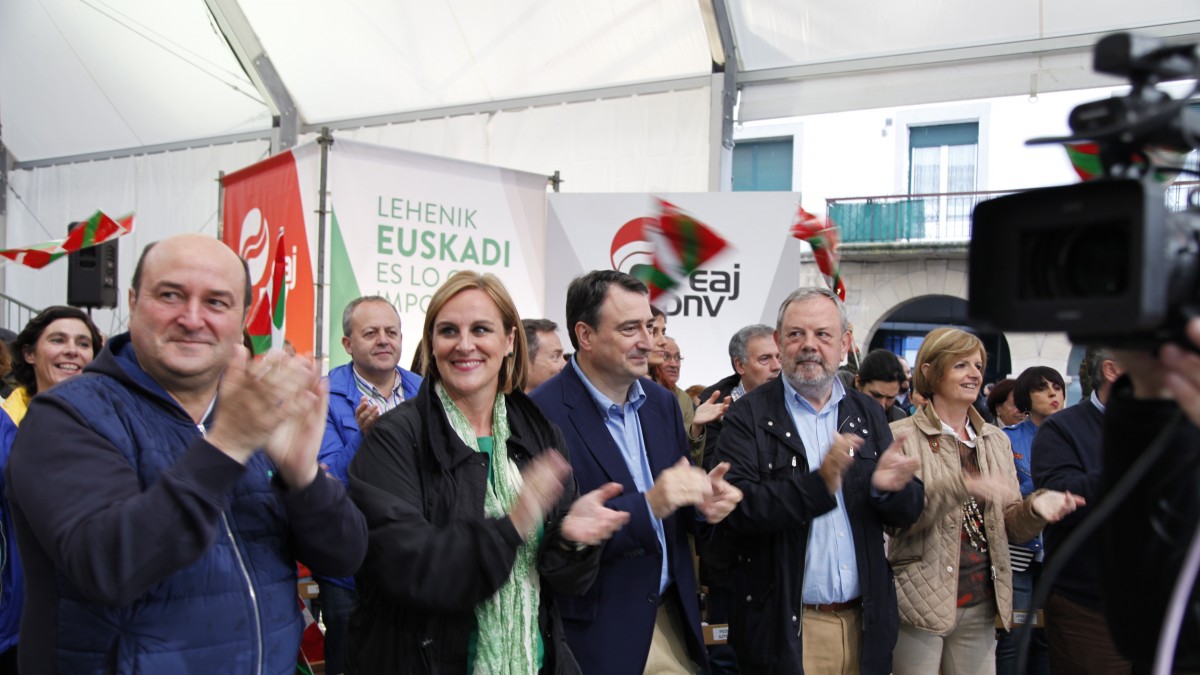 Ekitaldia Amorebieta-Etxanon. Itxaso Atutxa, Aitor Esteban, Andoni Ortuzar