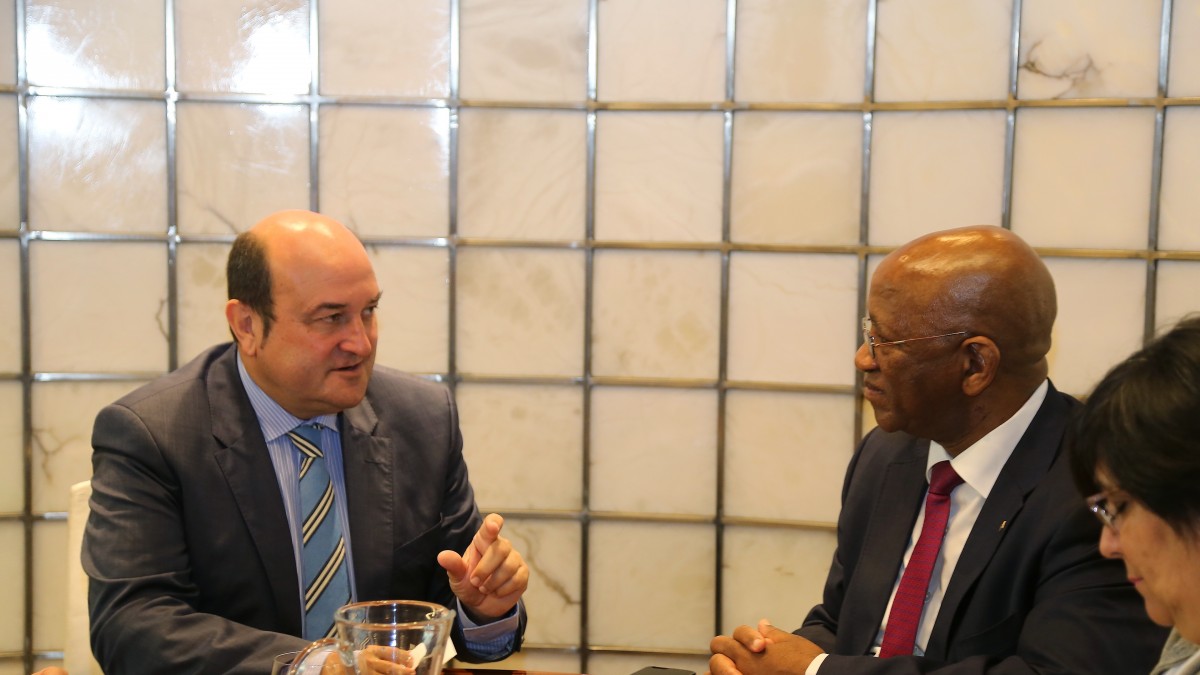 Andoni Ortuzar eta Mikel Burzako Lula S.Ngonyama Sudáfricako enbaxadorearen bixitan