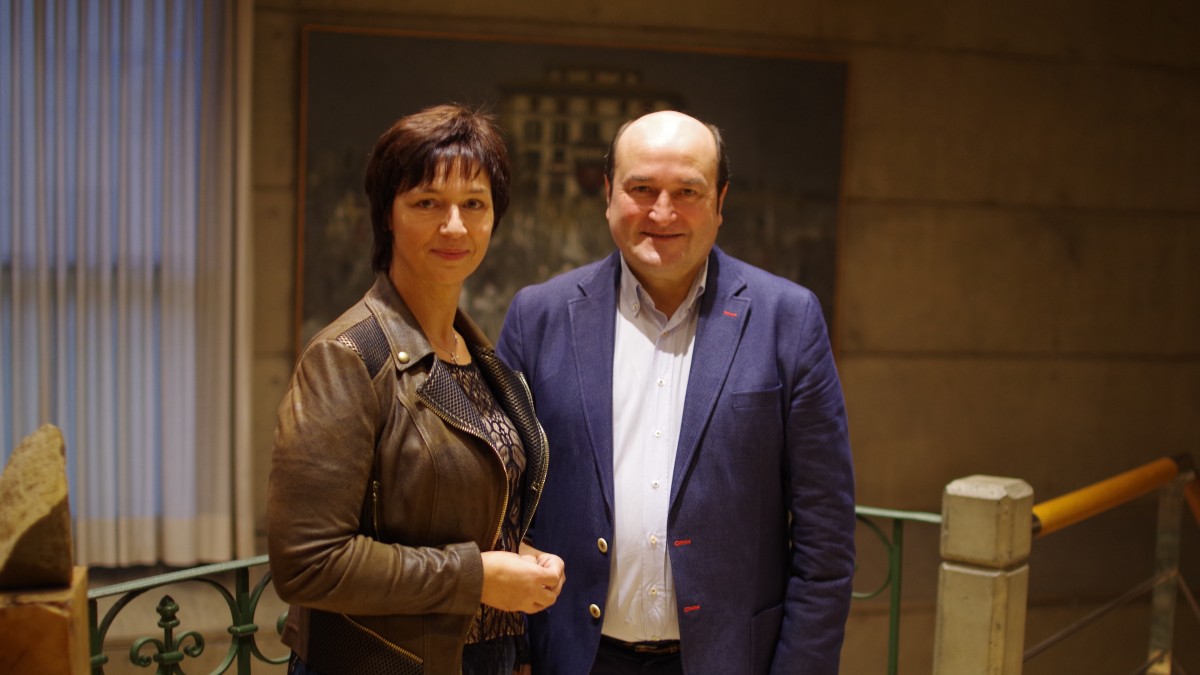 Encuentro entre Andoni Ortuzar y la eurodiputada bávara, Ulrike Müller