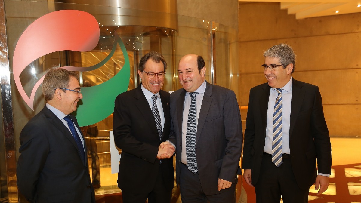 Andoni Ortuzar eta Joseba Aurrekoetxeak Sabin Etxean hartu dituzte Artur Mas PDeCAT alderdiko presidentea eta Francesc Homs Diputatuen Kongresuan PDeCAT alderdiko bozeramailea