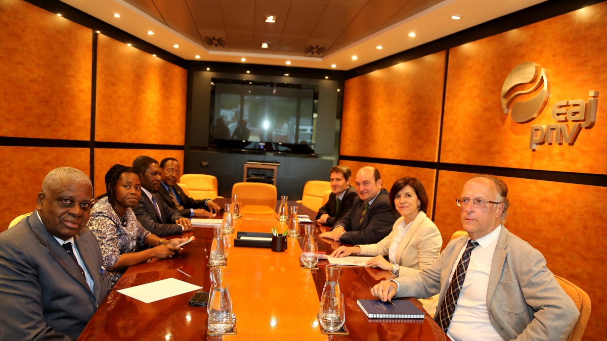 Ortuzar y Burzako reciben a una delegación de UNITA encabezada por Isaías Samakuva, candidato a la presidencia de Angola