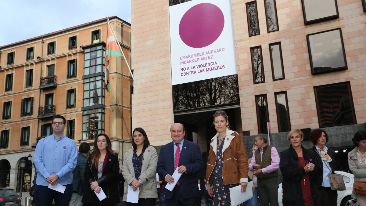 EAJ-PNV se compromete a redoblar sus esfuerzos para combatir la lacra de la violencia contra las mujeres