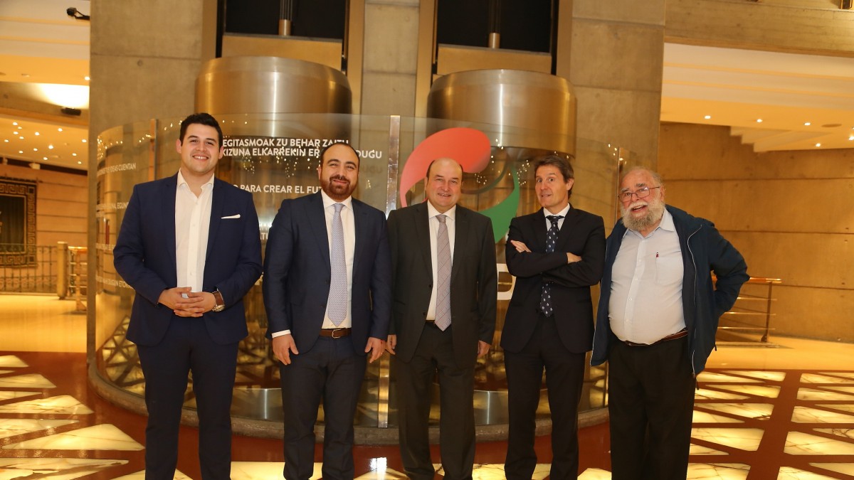 Andoni Ortuzar recibe en Sabin Etxea a Fuad Chahín, presidente de la Democracia Cristiana de Chile
