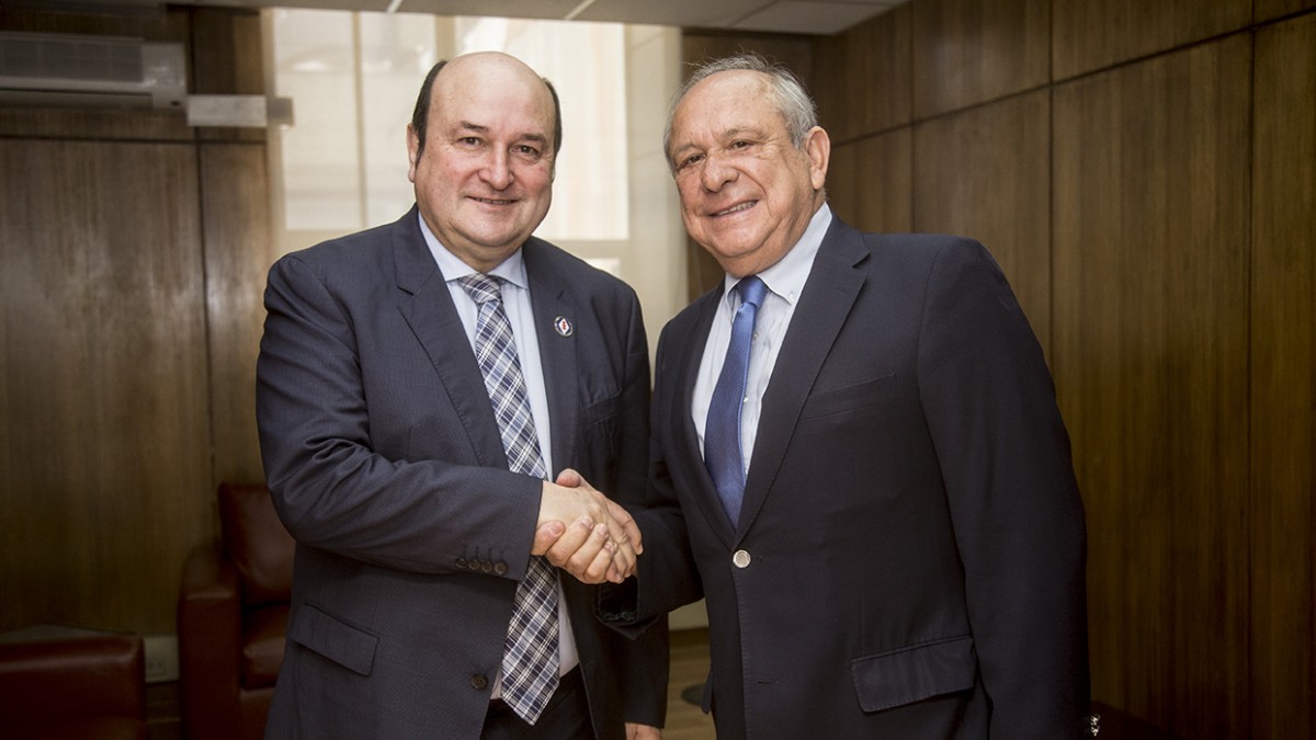 Andoni Ortuzar posa con Juan Carlos Latorre, presidente de la ODCA