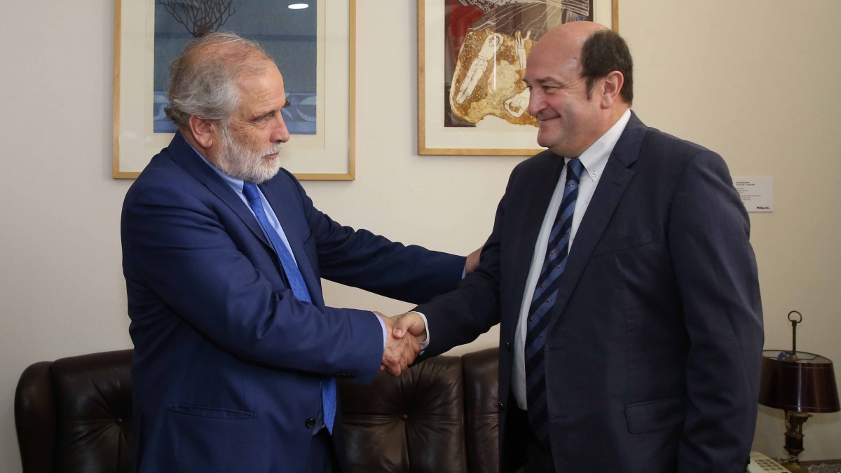 El presidente del Senado de Chile, Carlos Montes, saluda a Andoni Ortuzar.