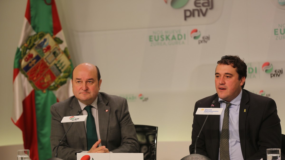 EBBren presidente den Andoni Ortuzar-ek eta PDeCATren presidente den David Bonvehí-k kolaborazio akordioa sinatu dute.