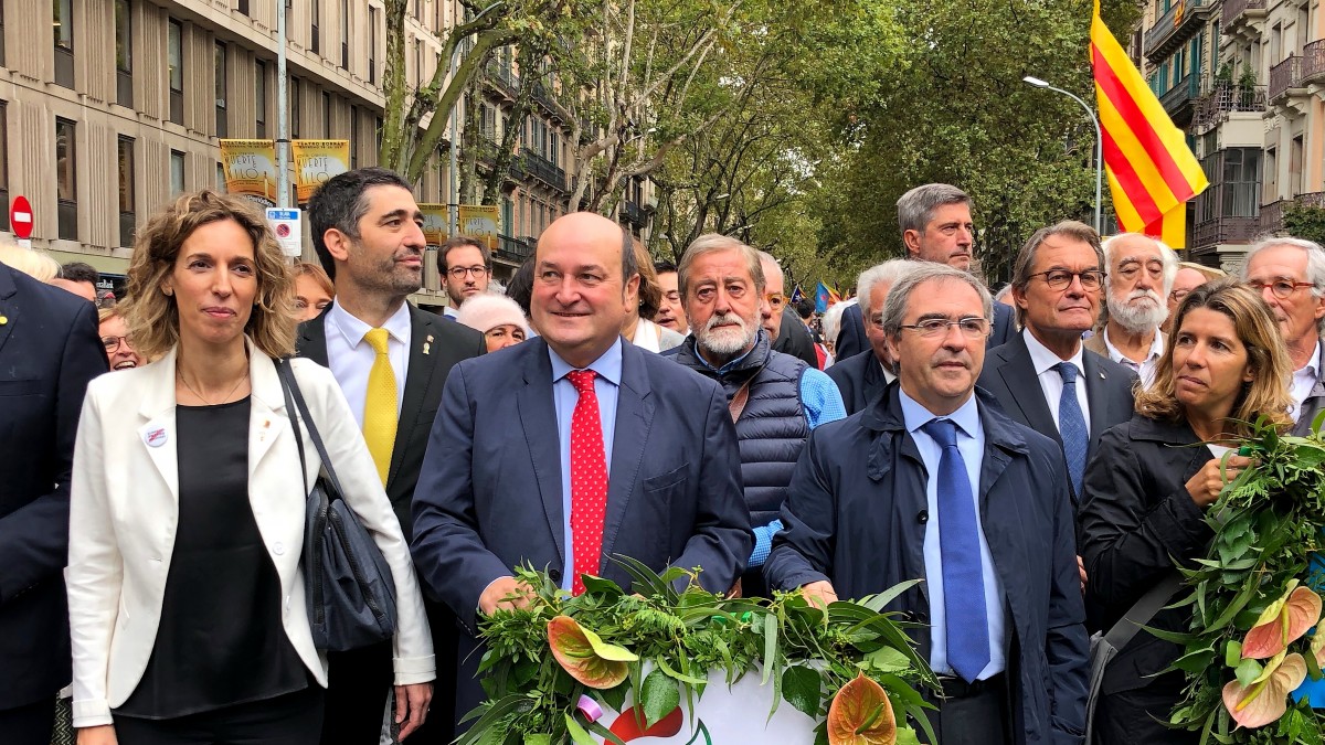 El presidente del Euzkadi Buru Batzar y el burukide Joseba Aurrekoetxea han asistido en Barcelona a la ofrenda floral a Rafael Casanova en representación de EAJ-PNV y en compañía del PDeCAT