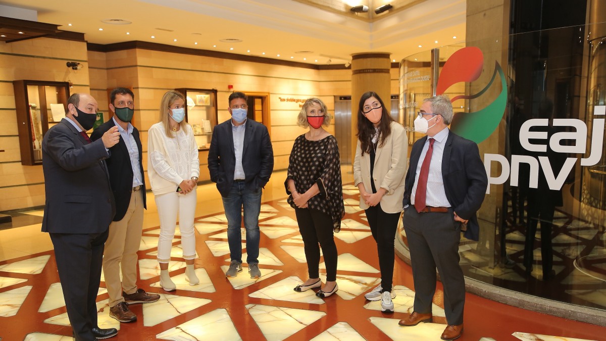 Andoni Ortuzar, Mireia Zarate y Joseba Aurrekoetxea han recibido a una representación de El Pi 