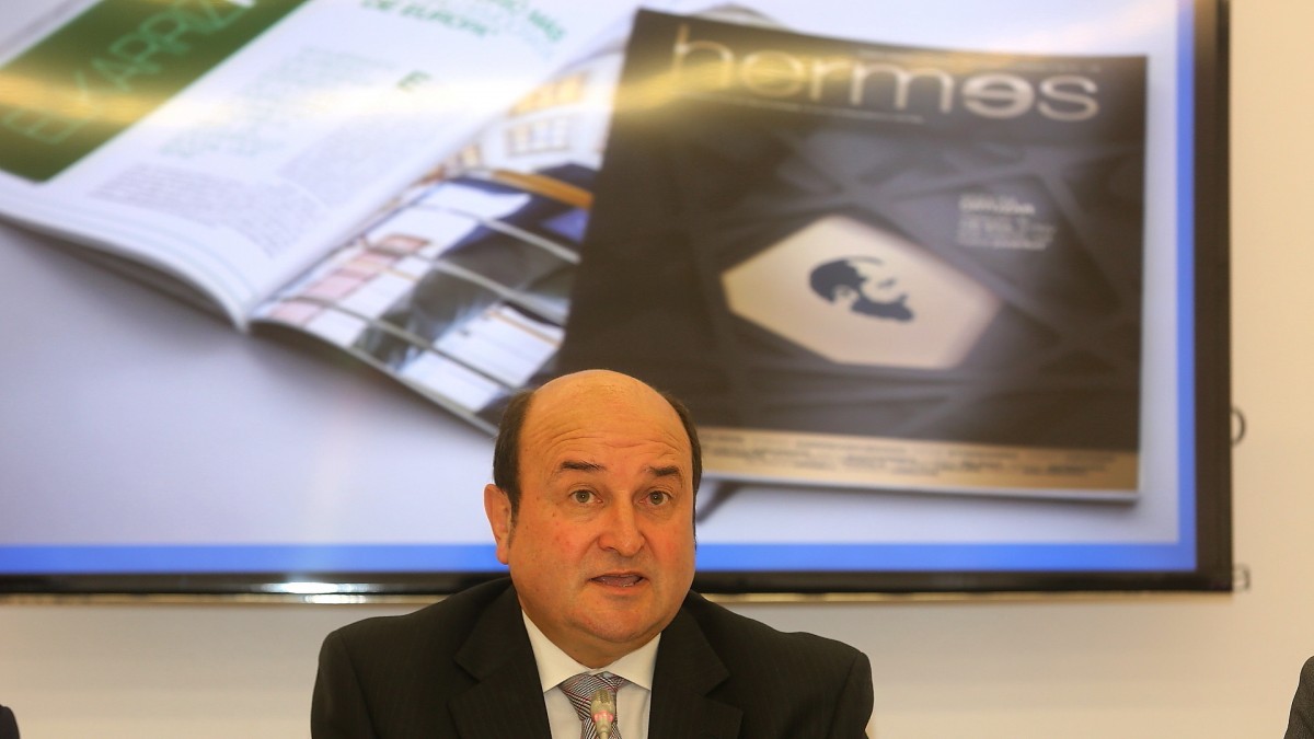 Ortuzar presenta el Nº50 de la revista Hermes