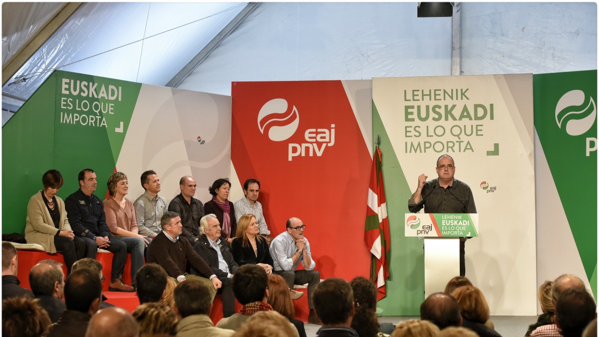 “La estrategia de este país se decide en las instituciones vascas, de la mano de la ciudadanía vasca”, subraya Egibar