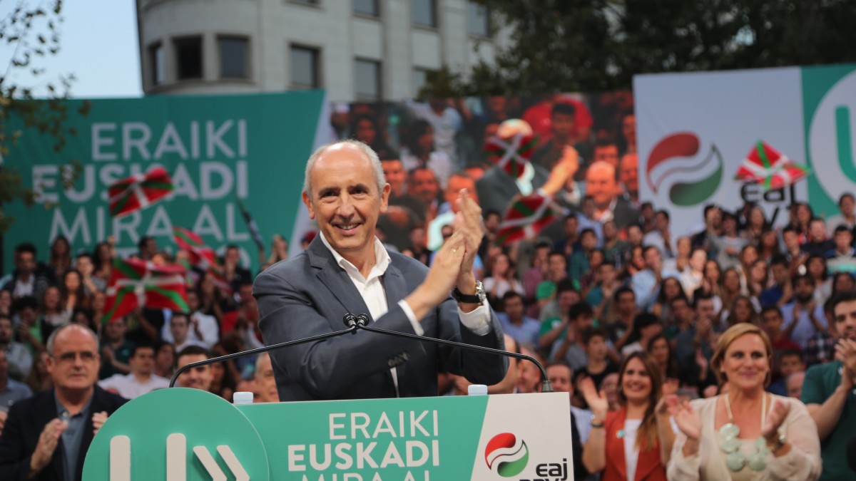 Josu Erkoreka abre el mitin de fin de campaña con un bertso