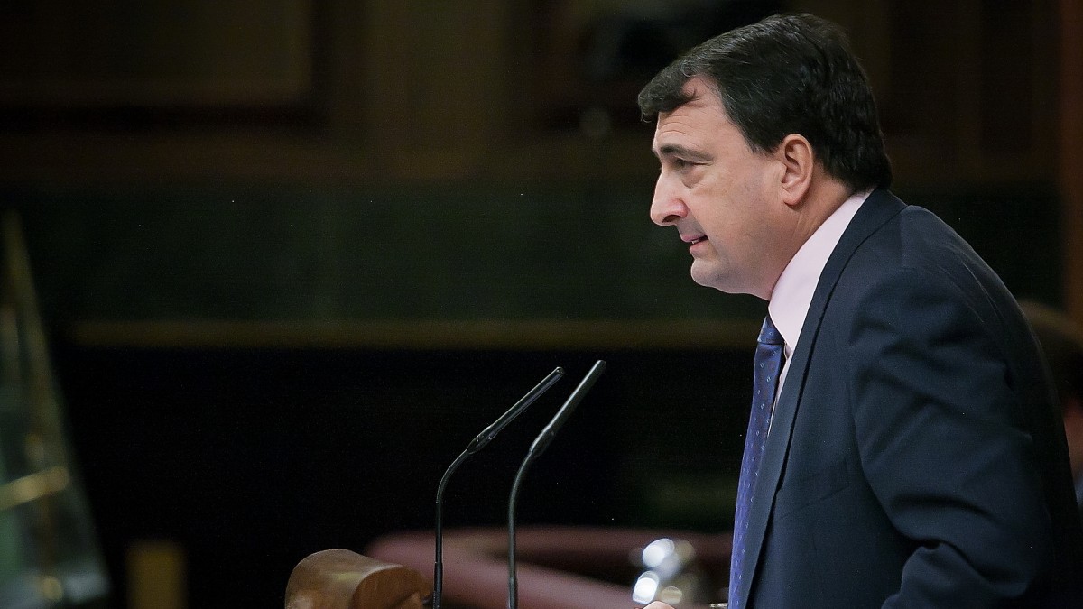 Estebanek Sánchezi txarretsi dio `Mozal Legea´ edo Sekretu Ofizialen legea aldarazteko borondaterik erakutsi ez izana eta trafiko eskuduntza Nafarroari transferitzea exijitu dio