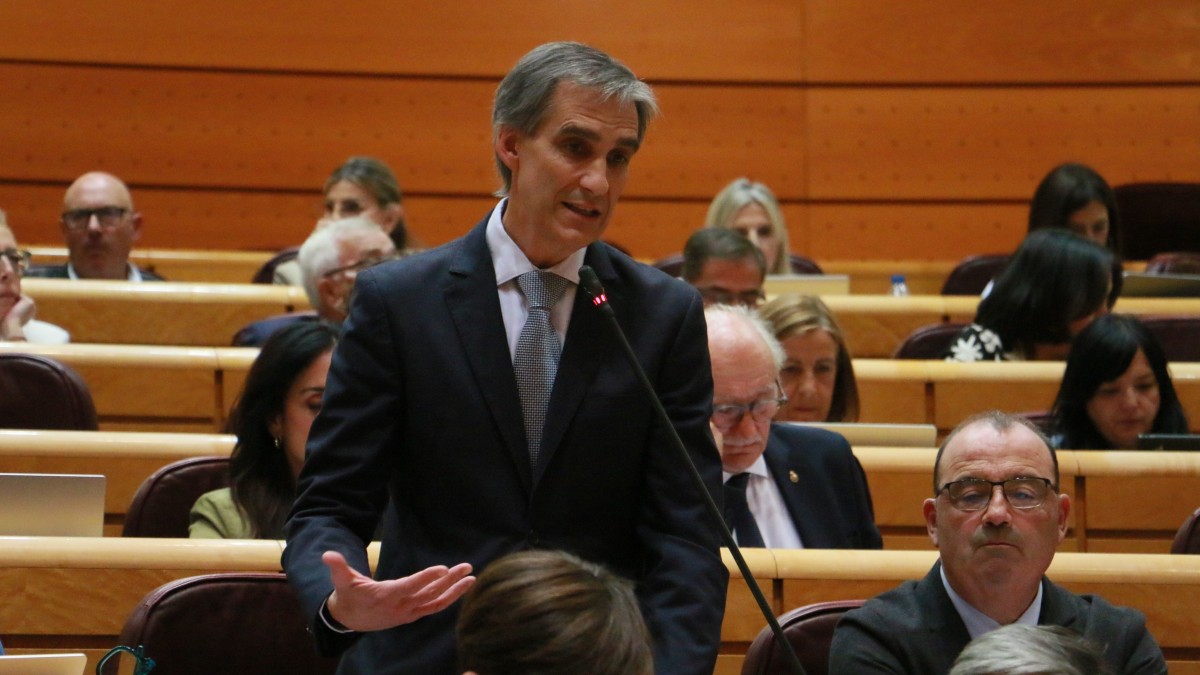 Igotz Lópezek Garraio ministroaren konpromisoa lortu du Loiuko aireportuan hegaldiak 24 ordura ez luzatzeko