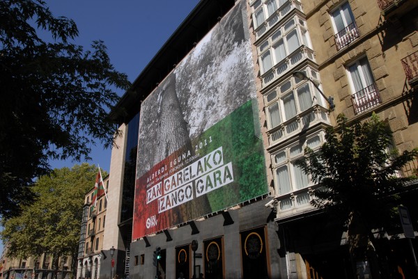 Cartel de Alderdi Eguna en Fachada Sabin Etxea