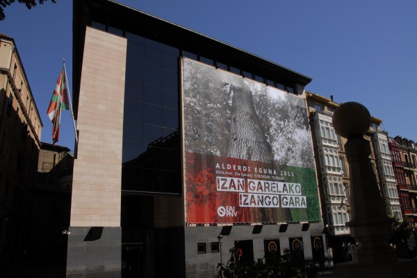 Cartel de Alderdi Eguna en Fachada Sabin Etxea