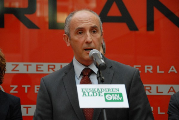 Josu Erkoreka y Aitor Esteban Azterlan bizitatzen, Durangon
