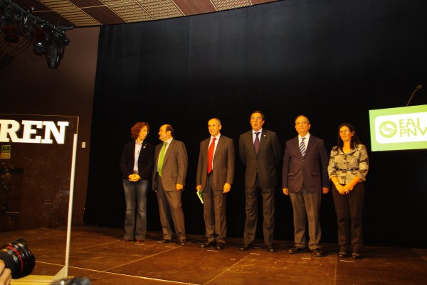 Josu Erkoreka con alcaldes y concejales en el Teatro Campos