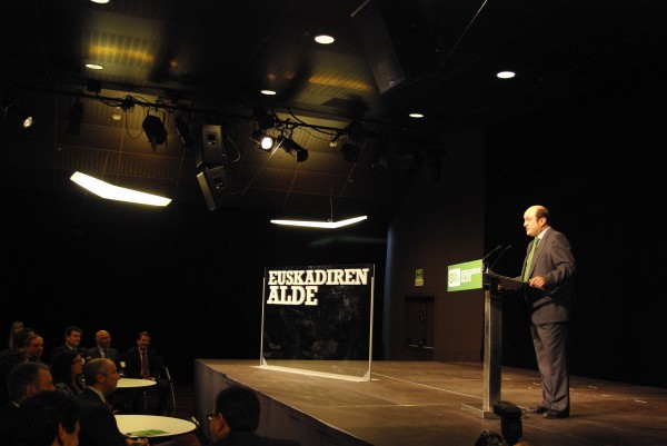 Josu Erkoreka con alcaldes y concejales en el Teatro Campos