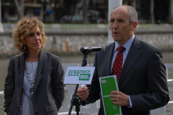 Josu Erkoreka, Aitor Esteban y Pedro Azpiazu con la corporación bilbaina