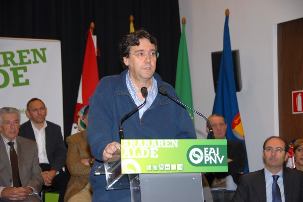 Emilio Olabarria y Claudio Rodriguez con ex-cargos forales y miembros de las candidaturas