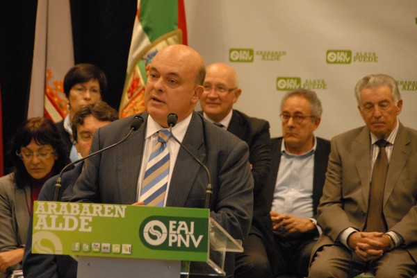 Emilio Olabarria y Claudio Rodriguez con ex-cargos forales y miembros de las candidaturas