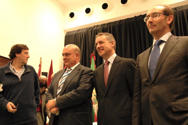 Emilio Olabarria y Claudio Rodriguez con ex-cargos forales y miembros de las candidaturas