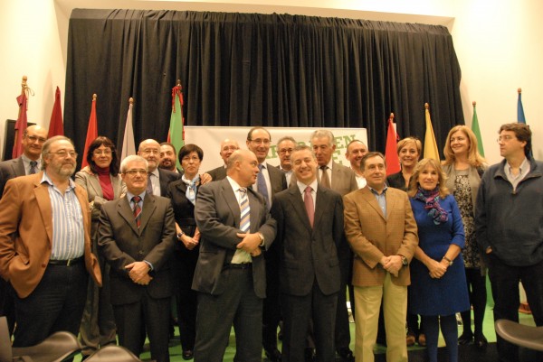 Emilio Olabarria y Claudio Rodriguez con ex-cargos forales y miembros de las candidaturas