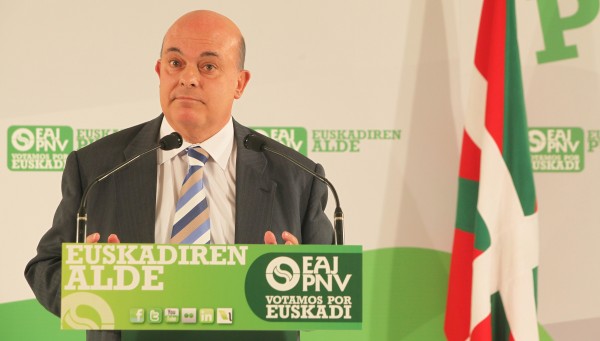 Emilio Olabarria, Josu Erkoreka e Iñigo Urkullu. Encuentro sociedad alaveaa