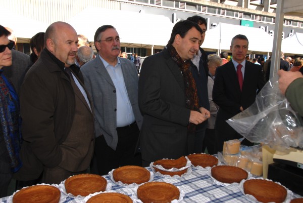 Urkullu y las candidaturas de Araba en el Mercado de Abastos de Gasteiz