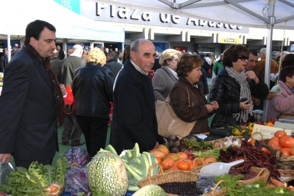 Urkullu y las candidaturas de Araba en el Mercado de Abastos de Gasteiz